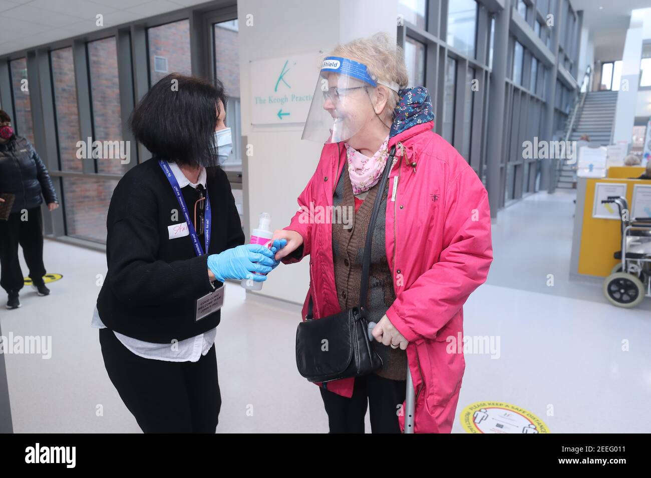 La receptionist Anne Evans (a sinistra) parla con Mairead Phelan prima di ricevere un'iniezione del vaccino Pfizer al Waterford Primary Care Center nell'Irlanda del sud-est. Data immagine: Martedì 16 febbraio 2021. Foto Stock