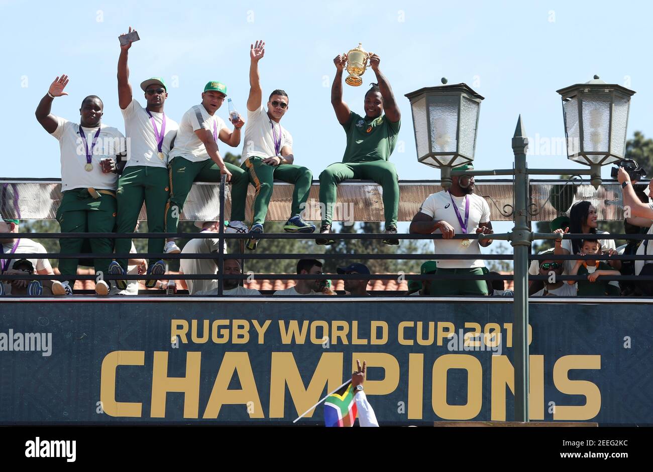 Rugby Union - Coppa del mondo di Rugby - Coppa del mondo Sud Africa - Pretoria, Sudafrica - 7 novembre 2019 Giocatori sudafricani con il trofeo durante il tour REUTERS/Mike Hutchings Foto Stock