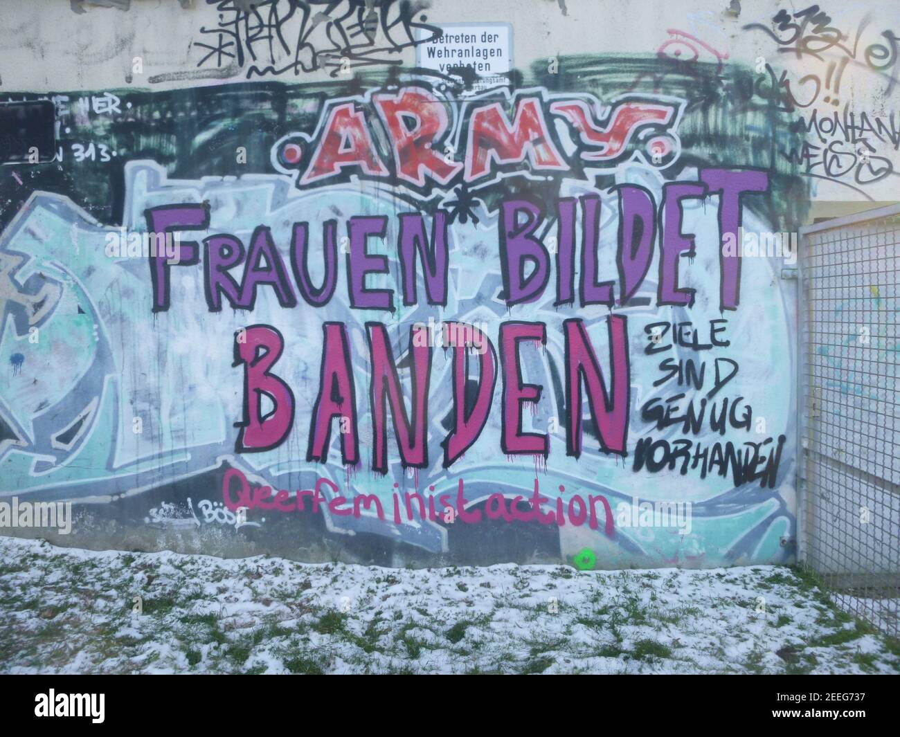 FRANKFUR, GERMANIA - Feb 12, 2021: Un graffito femminista a Francoforte. Significa 'Donne, formare bande!'. Un appello radicale al movimento. Graffiti leggendari Foto Stock