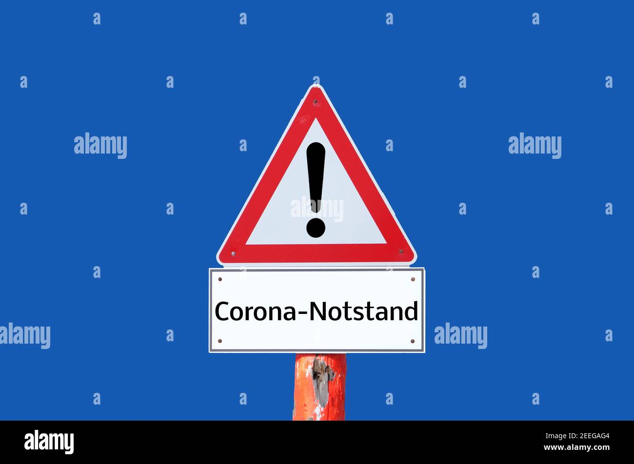 Cartello di emergenza corona su sfondo blu in tedesco Foto Stock