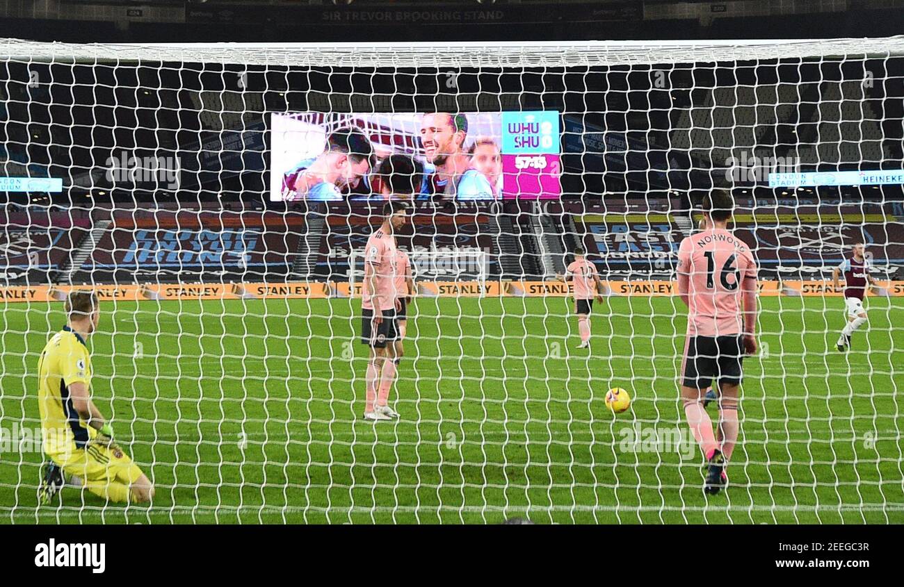 Aaron Ramsdale, il portiere di Sheffield United, reagisce dopo aver ceduto un secondo gol a Issa Diop di West Ham United (non illustrato) durante la partita della Premier League allo stadio di Londra. Data immagine: Lunedì 15 febbraio 2021. Foto Stock