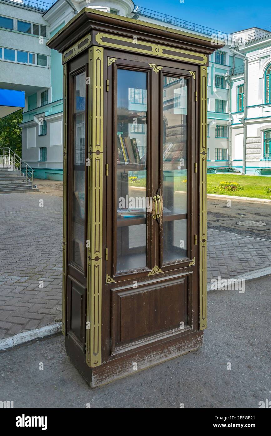Tomsk, armadietto per la libreria vicino all'edificio storico della Biblioteca scientifica dell'Università di Stato di Tomsk Foto Stock