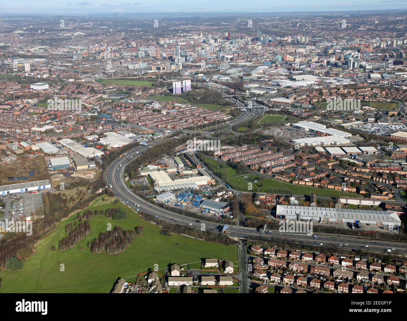 Vista aerea dal sud dello skyline del centro di Leeds Con lo svincolo 6 dell'autostrada M521 nelle vicinanze In primo piano guardando attraverso l'Hunslet Foto Stock