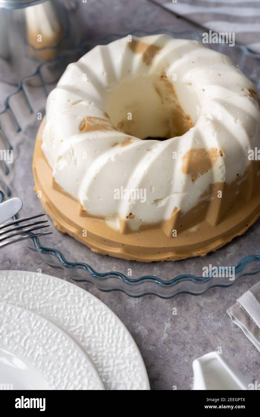 Pudding. Dessert di cioccolato al caffè al formaggio di cottage. Gelatina. Cupcake bianco sul tavolo. Il dolce budino è rotondo con un buco al centro. Vita morta su t Foto Stock