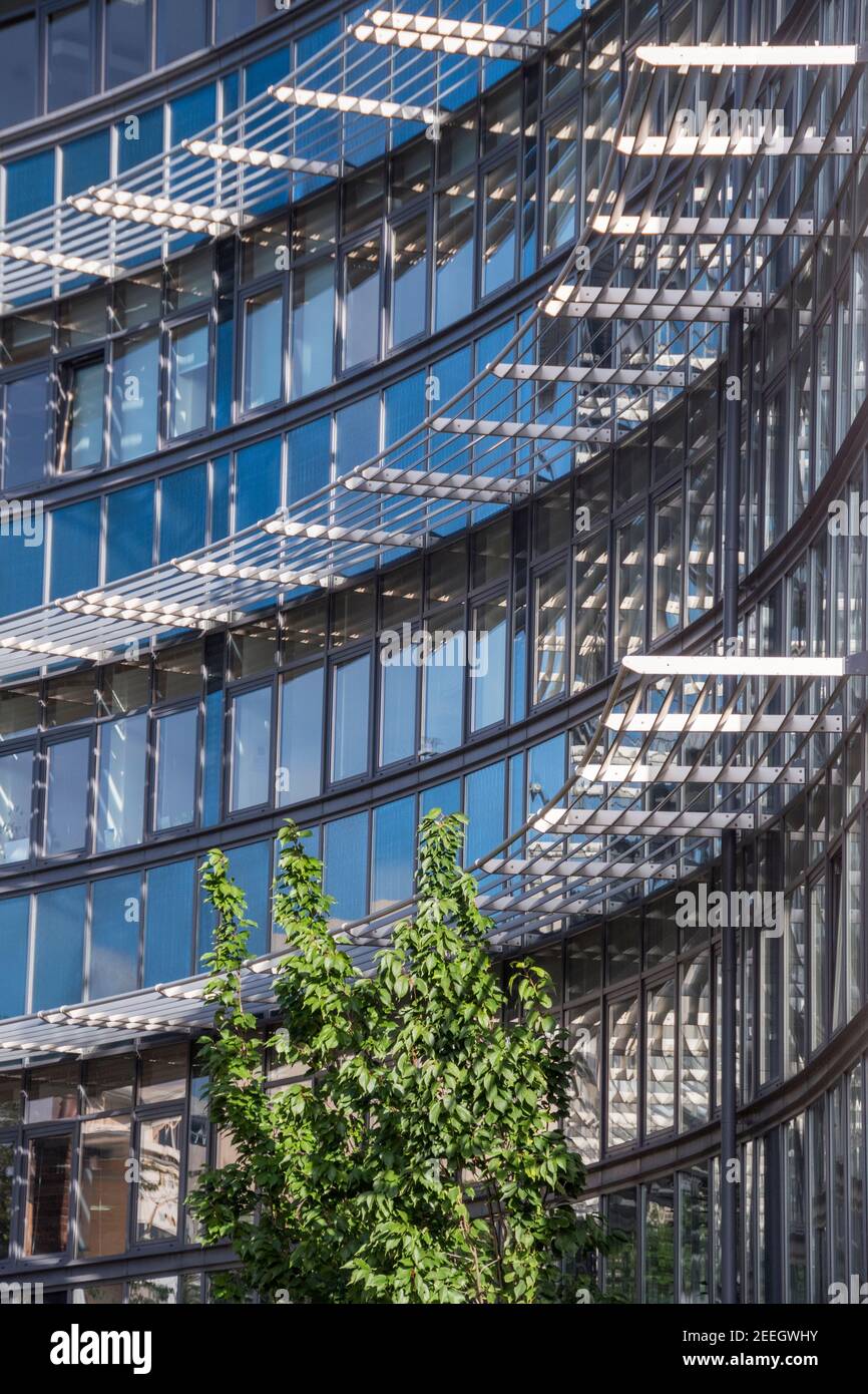 Leeds - 2017 : acciaio curvato e vetro del Marjorie e Arnold Ziff Building, Università di Leeds Foto Stock
