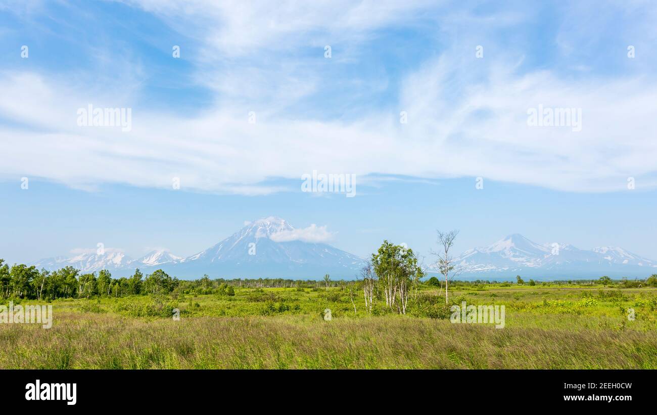 Vulcano Avachinsky, Vulcano Koryaksky e Vulcano Kozelsky, al mattino, Kamchatka, Russia Foto Stock