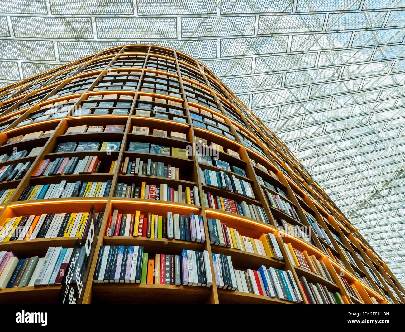 Seoul, Corea del Sud - 22 Giugno 2017: Libri sugli scaffali della Starfield Library nel centro commerciale Starfield COEX. Foto Stock