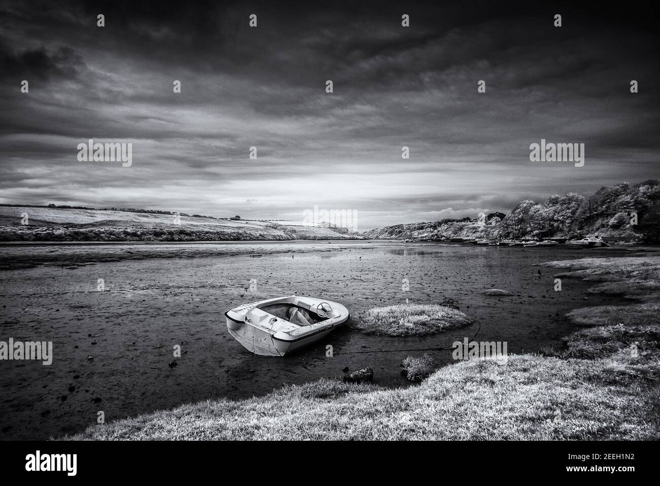Un'immagine a infrarossi di una piccola barca abbandonata Il Gannel alla bassa marea a Newquay in Cornovaglia Foto Stock