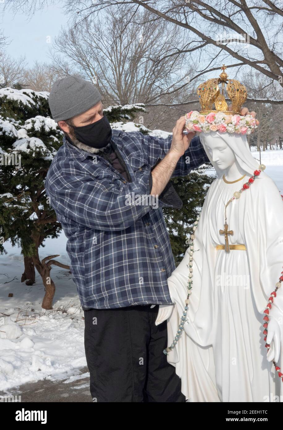 Un devoto cattolico crea una statua della Vergine Maria nel luogo in Regine di dove Veronica Lueken vide le sue visioni di Gesù, Maria e vari santi. Foto Stock
