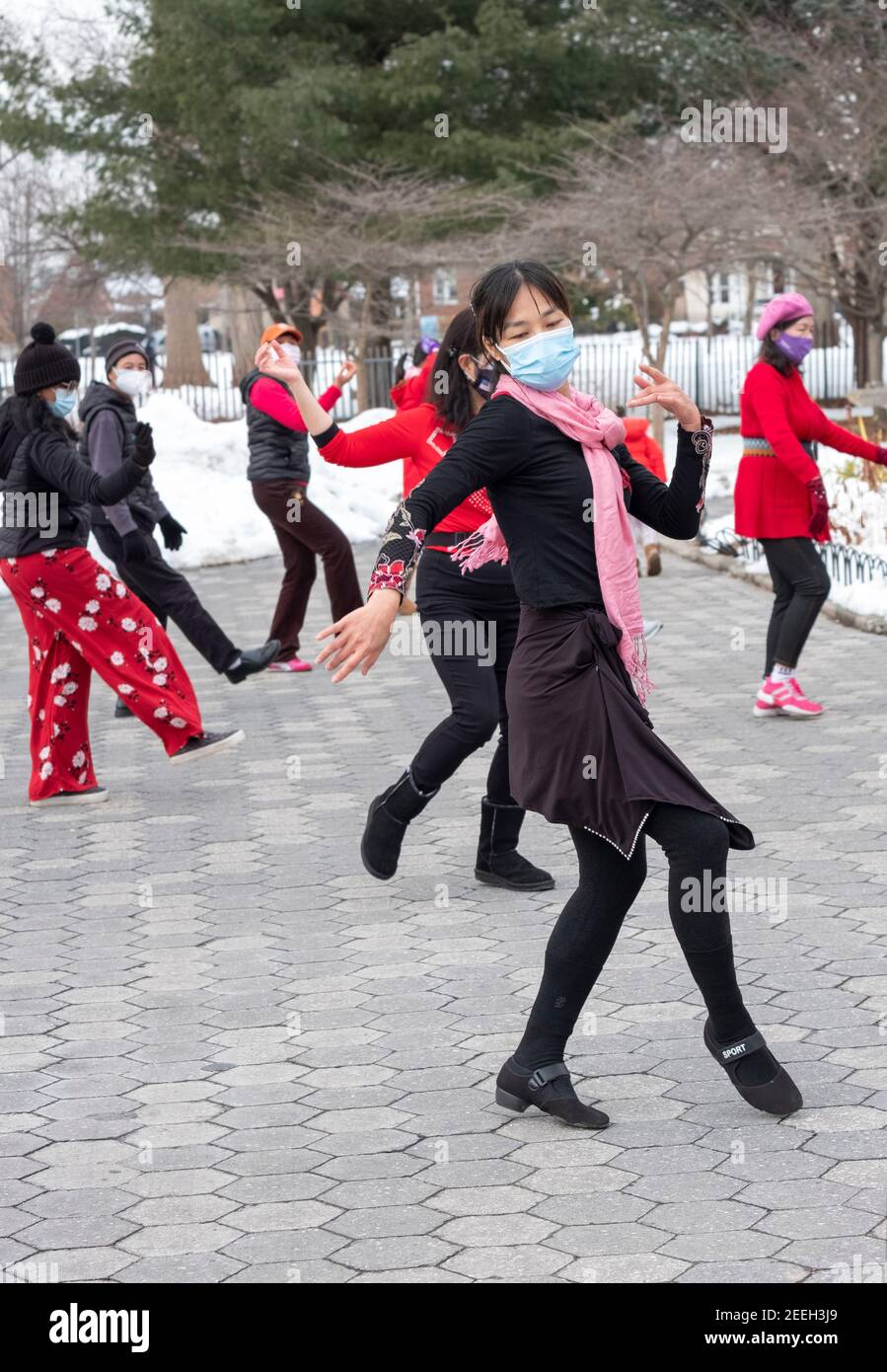 Una donna cinese aggraziata e snella americana insegna una lezione di danza in un parco a Queens, New York City. Foto Stock