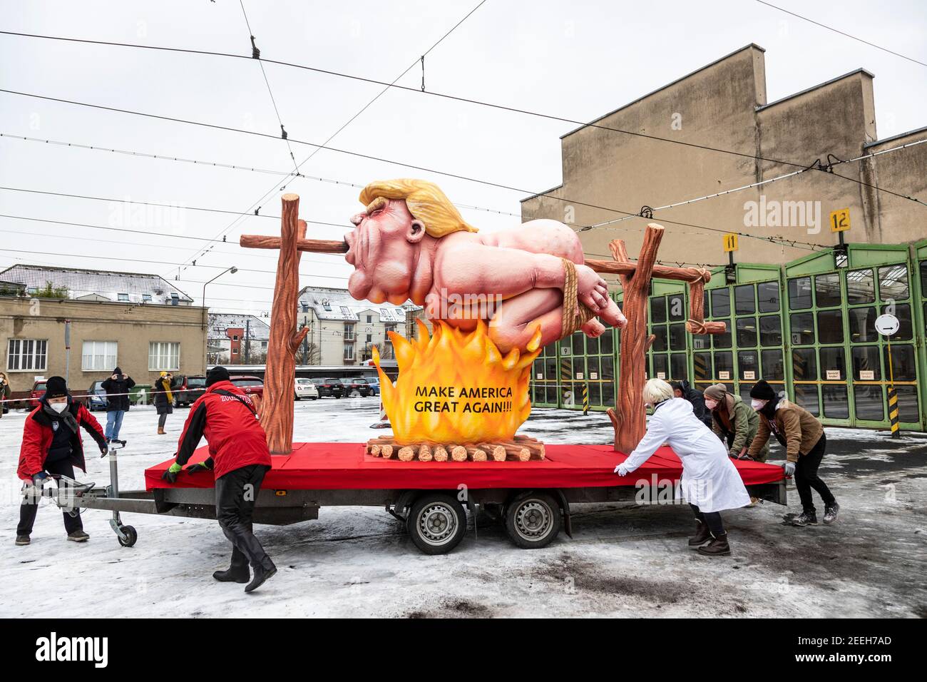 Donald Trump su una spit roast - rendere divertente il suo motto MAGA - rendere l'America grande di nuovo. I carri di Carnevale creati dall'artista tedesco Jacques Tilly sono stati presentati e successivamente esposti in tutta Dusseldorf come la principale sfilata di carnevale è stato annullato a causa della pandemia del coronavirus. Foto Stock