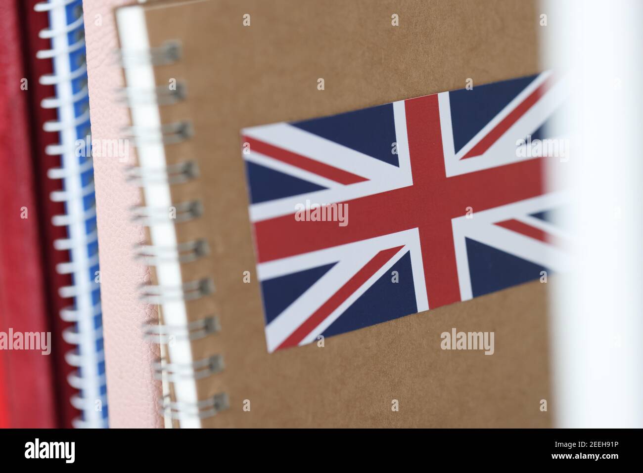 I libri con bandiera inglese si trovano sulla scaffale closeup Foto Stock