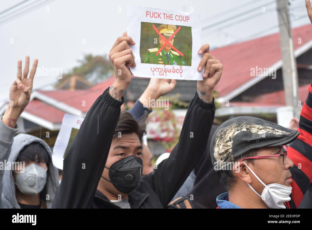 Il popolo del Myanmar è scattato per le strade per protestare contro colpo di stato militare Foto Stock