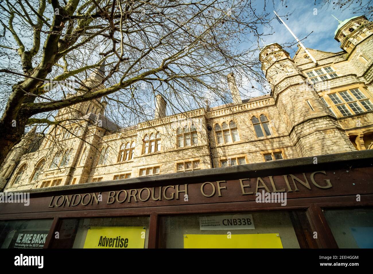 LONDRA - Febbraio 2021: Edificio del Municipio di Ealing a New Broadway a West London, un edificio governativo locale Foto Stock