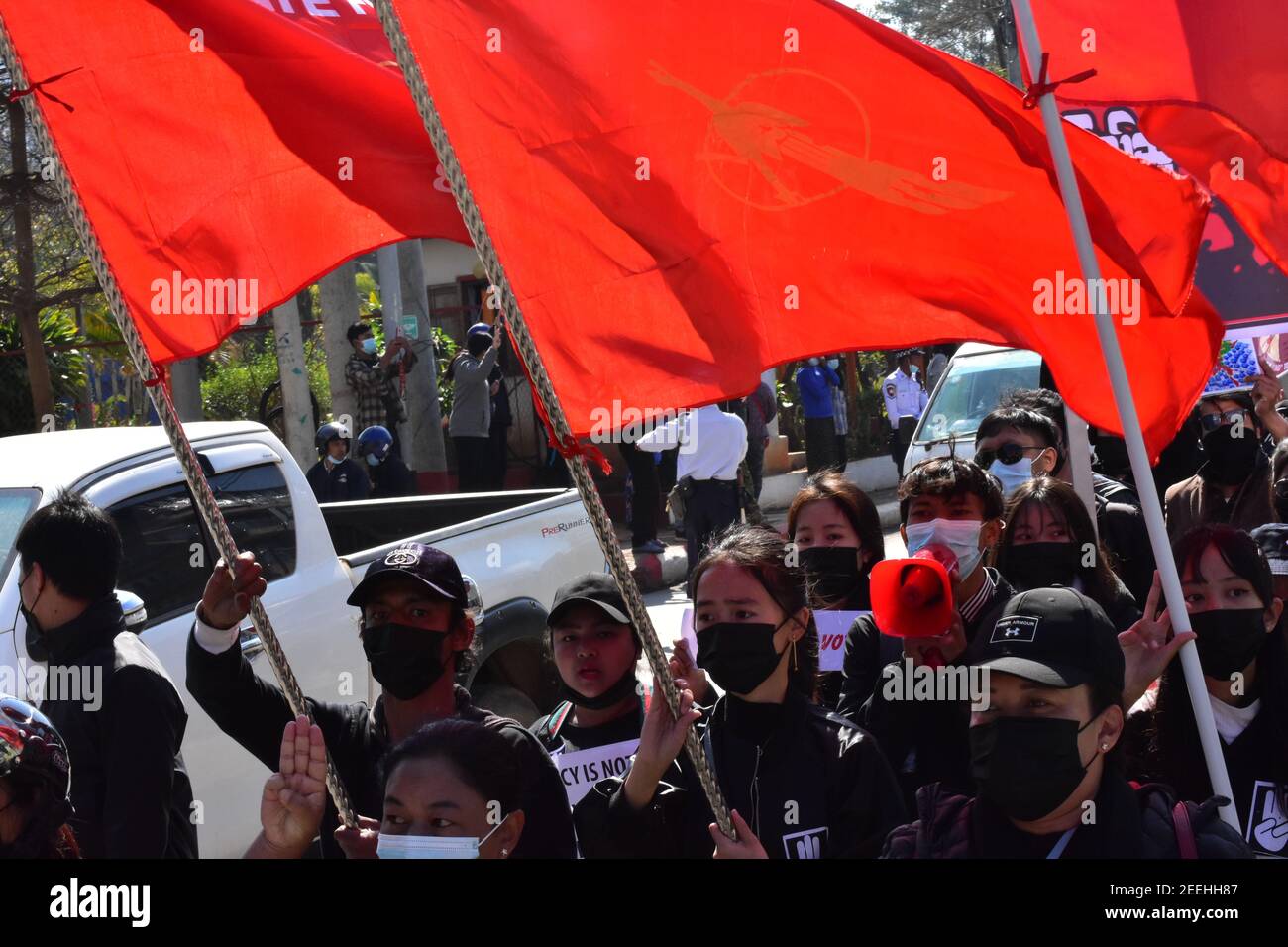 Il popolo del Myanmar è scattato per le strade per protestare contro colpo di stato militare Foto Stock