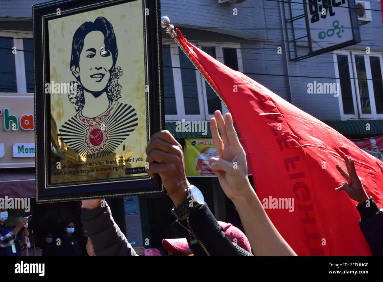 Il popolo del Myanmar è scattato per le strade per protestare contro colpo di stato militare Foto Stock