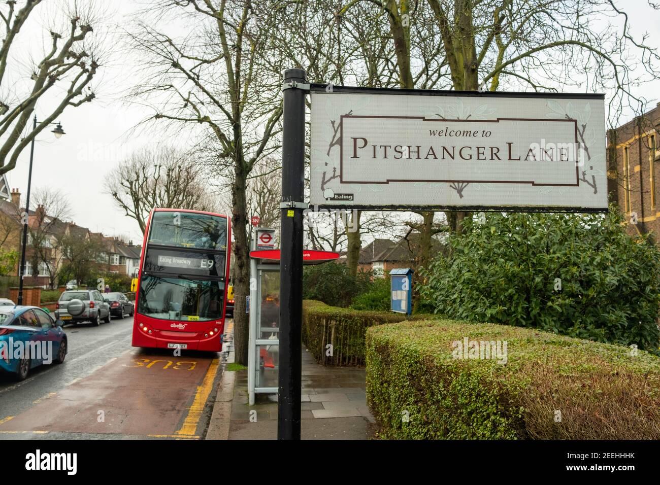 Londra - Febbraio 2021: Pitshanger Lane, una strada suburbana di negozi e case a Ealing, Londra ovest Foto Stock
