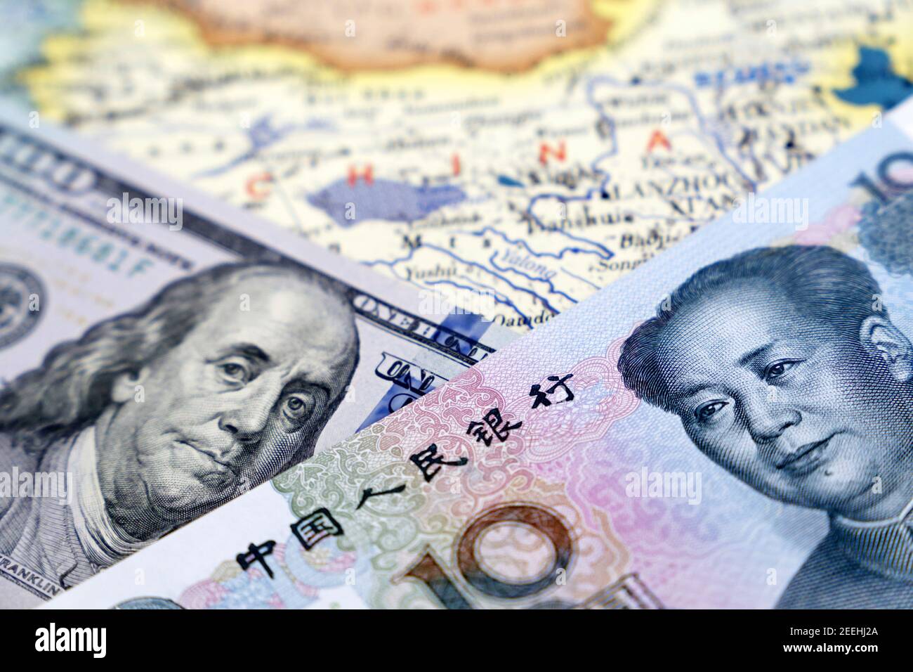 Dollaro USA e yuan cinese sulla mappa della Cina. Guerra commerciale tra Stati Uniti e Cina, sanzioni economiche Foto Stock