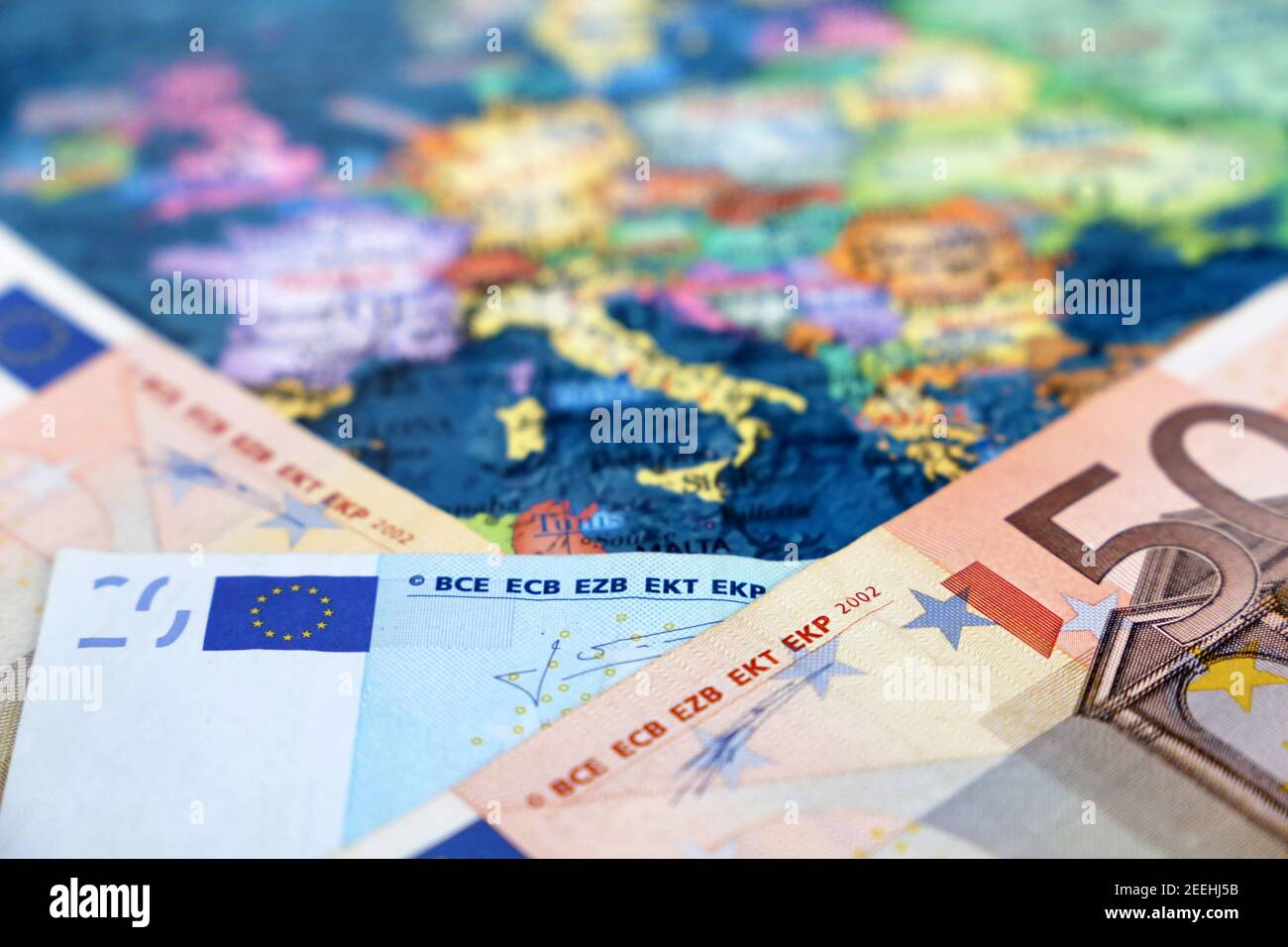 Banconote in euro sulla carta europea. Concetto di zona euro, economia europea, mercato azionario nell'UE Foto Stock