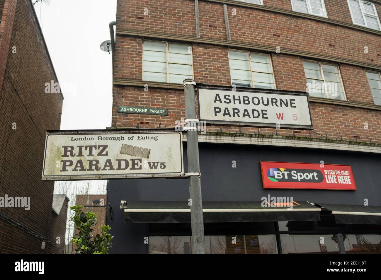 Londra- Ashbourne Parade e Ritz Parade segno, un'area di negozi presso la stazione della metropolitana di Hanger Lane Foto Stock