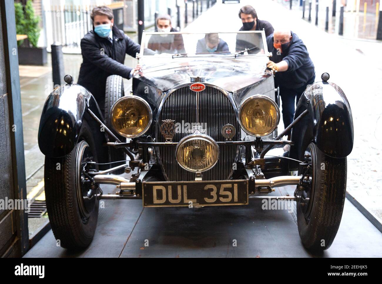 Londra, UK 16 Feb 2021 Bonhams ha fatto girare il Bugatti nello showroom. 1937 Bugatti tipo 57S offerto per la prima volta mai all'asta, stima £5-7 milioni. Questa vettura classica porterà una straordinaria vendita di automobili eccezionali alla saleroom ammiraglia BonhamsÕ a Londra il 19 febbraio 2021. Soprannominato ÔDulcieÕ a causa del suo numero di registrazione ÔDUL 351Õ - è stato immagazzinato nel garage del suo ultimo proprietario, rispettato ingegnere Bill Turnbull, dal 1969, ed è ora offerto come un progetto incompiuto, senza riserva. Stima £5,000,000 C 7,000,000. Il Bugatti costituirà il fulcro del Foto Stock