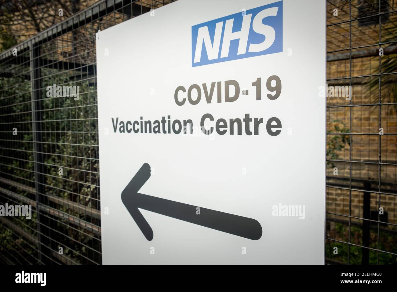 Londra - Febbraio 2021: Covid 19 NHS Vaccination Center firma a Ealing, West London Foto Stock