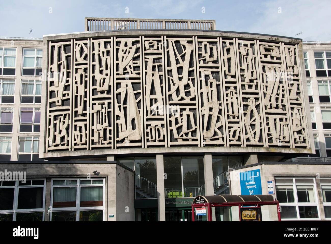 Leeds – 31 luglio 201 - 'UNA celebrazione del murale di rilievo delle scienze ingegneristiche sulla façade della Scuola di Ingegneria Meccanica, Woodhouse Lane Foto Stock