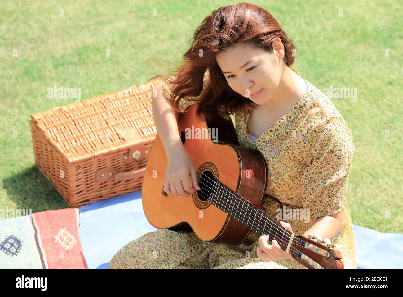 Donna giapponese che suona la chitarra in giardino Foto stock - Alamy