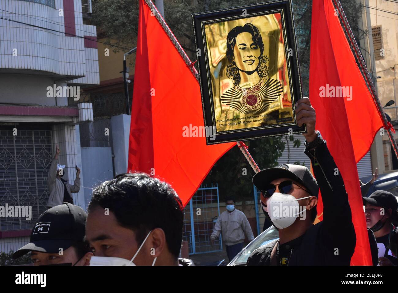 Il popolo del Myanmar è scattato per le strade per protestare contro colpo di stato militare Foto Stock