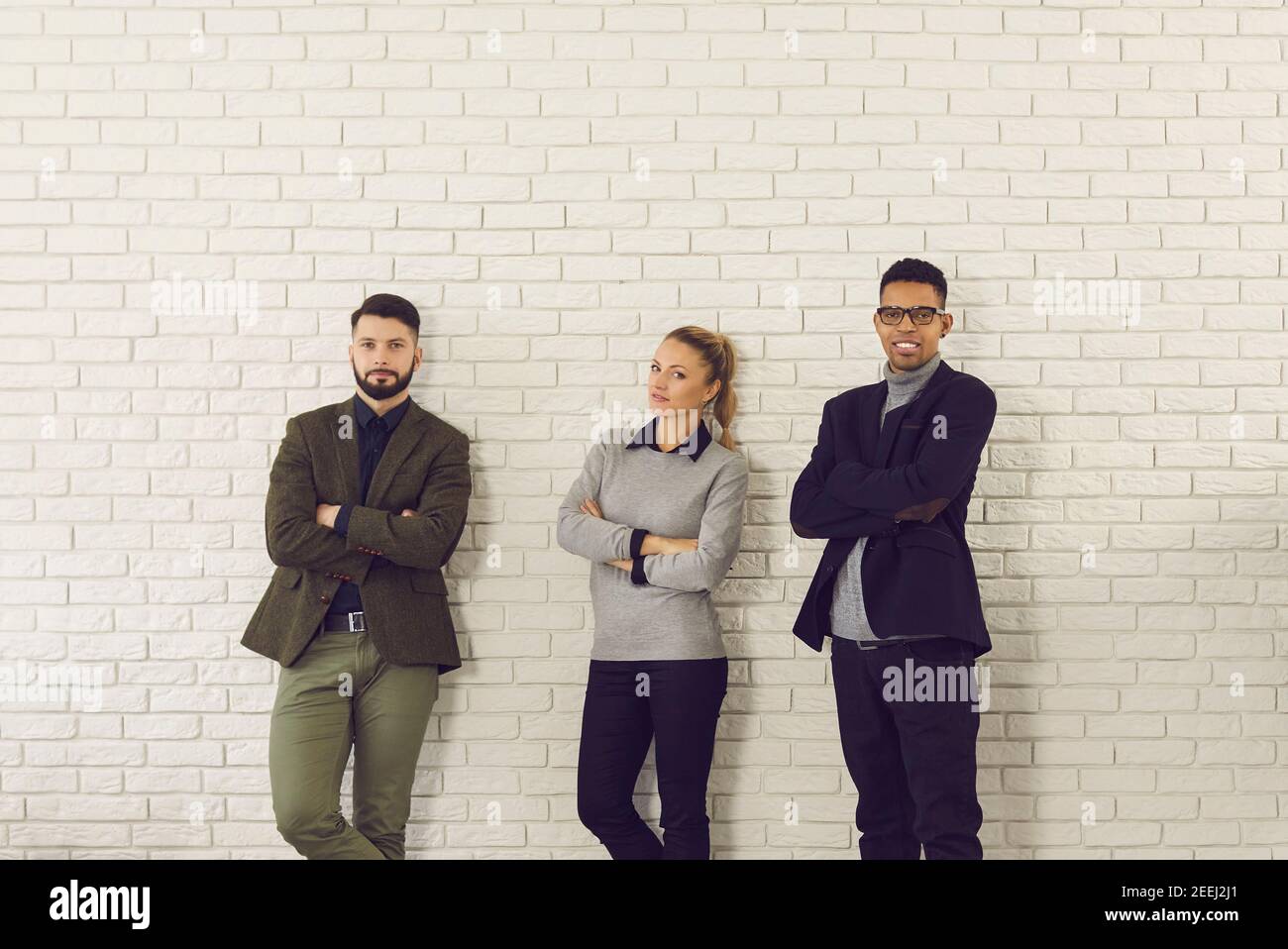 Ritratto di gruppo di giovani colleghi o manager aziendali fidati e diversi in ufficio Foto Stock
