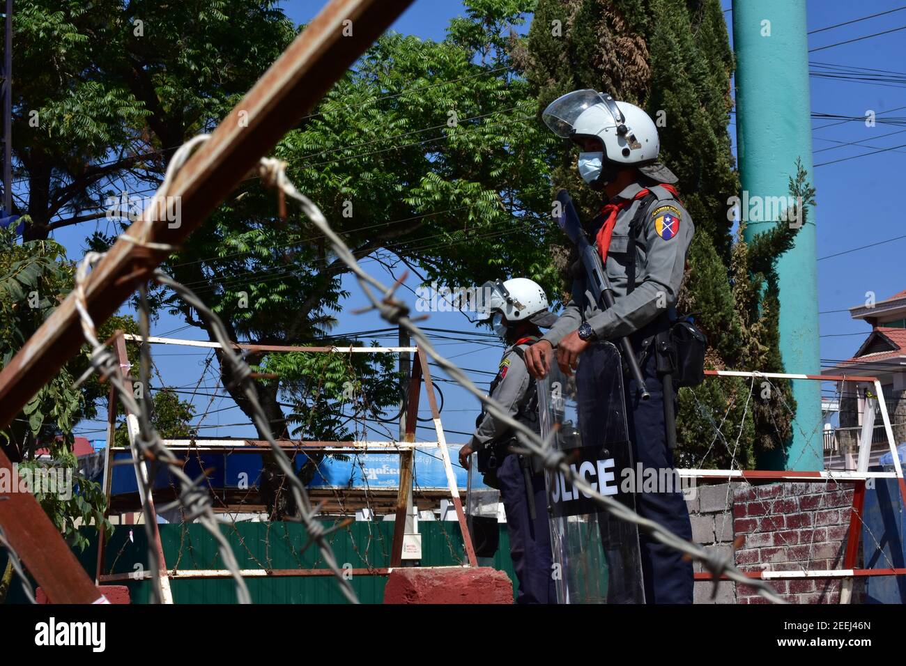 Poliziotti del Myanmar in servizio mentre osservano le proteste Foto Stock