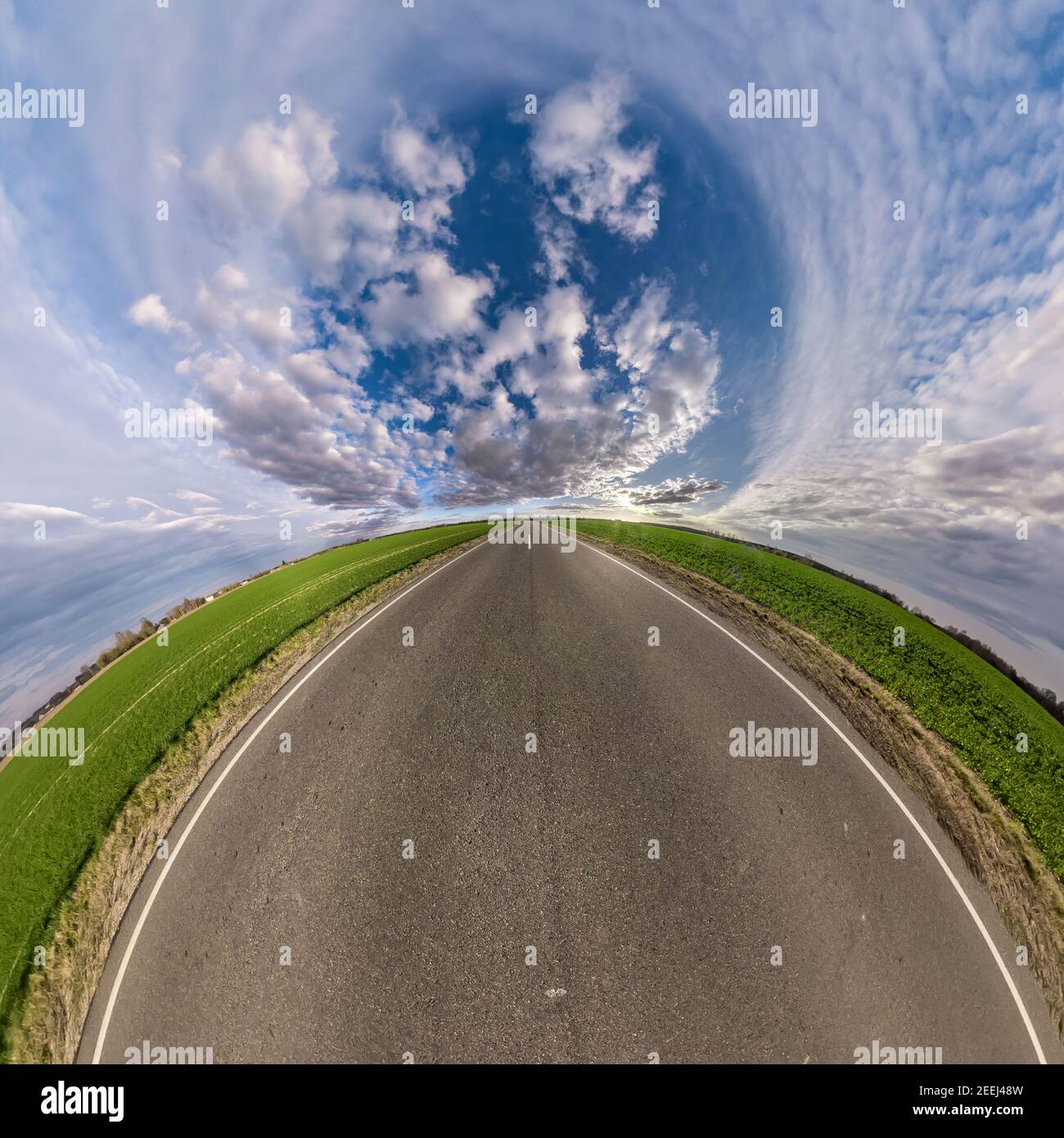 emisfero del pianeta su una strada asfaltata che si estende oltre l'orizzonte con cielo blu e belle nuvole. Vista aerea astratta sferica. Curvatur Foto Stock