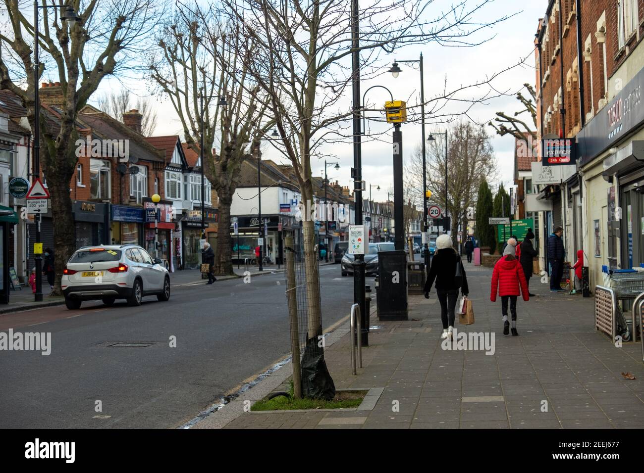 Londra - Northfields High Street, una lunga strada di negozi nella zona residenziale di Ealing West London Foto Stock