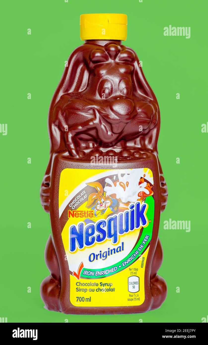 Sciroppo di cioccolato Nesquik in un design bunny forma bottiglia. Lo sciroppo è più apprezzato con il gelato e mescolare con il latte. Foto Stock