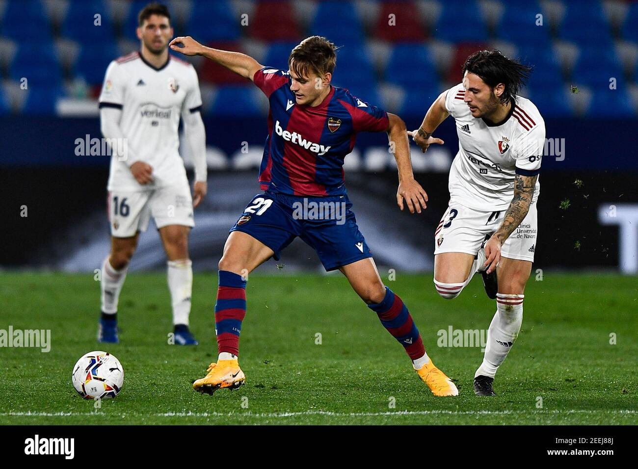 VALENCIA, SPAGNA - FEBBRAIO 14: Dani Gomez di Levante UD, Juan Cruz di Osasuna durante la Liga match tra Levante UD e Osasuna a Ciudad de Val Foto Stock