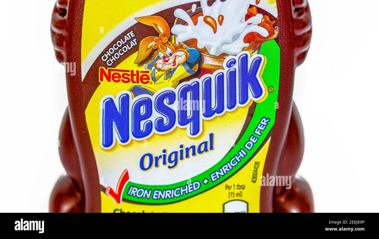 Sciroppo di cioccolato Nesquik in un design bunny forma bottiglia. Lo sciroppo è più apprezzato con il gelato e mescolare con il latte. Foto Stock