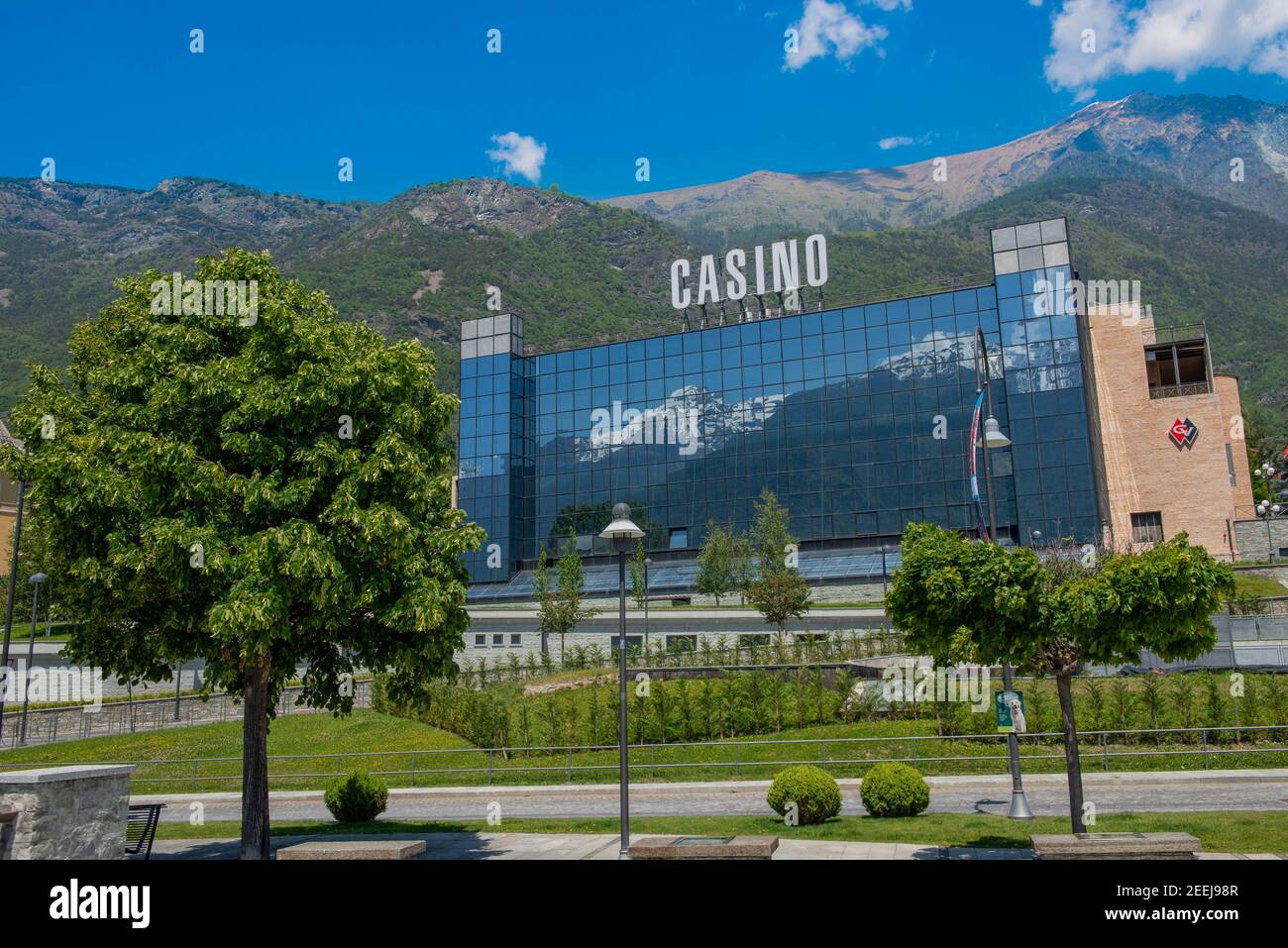 Saint-Vincent Aosta Italia 1 giugno 2019; vetrate esterne che riflettono le montagne del Casino de la Vallée, noto anche come Casino o Foto Stock