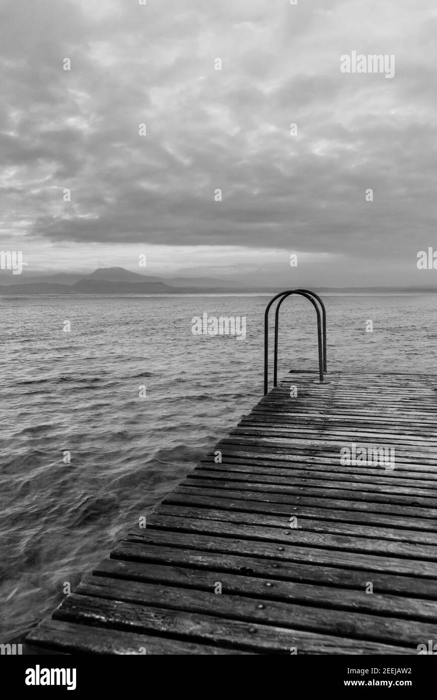 molo sul Lago di Garda Foto Stock