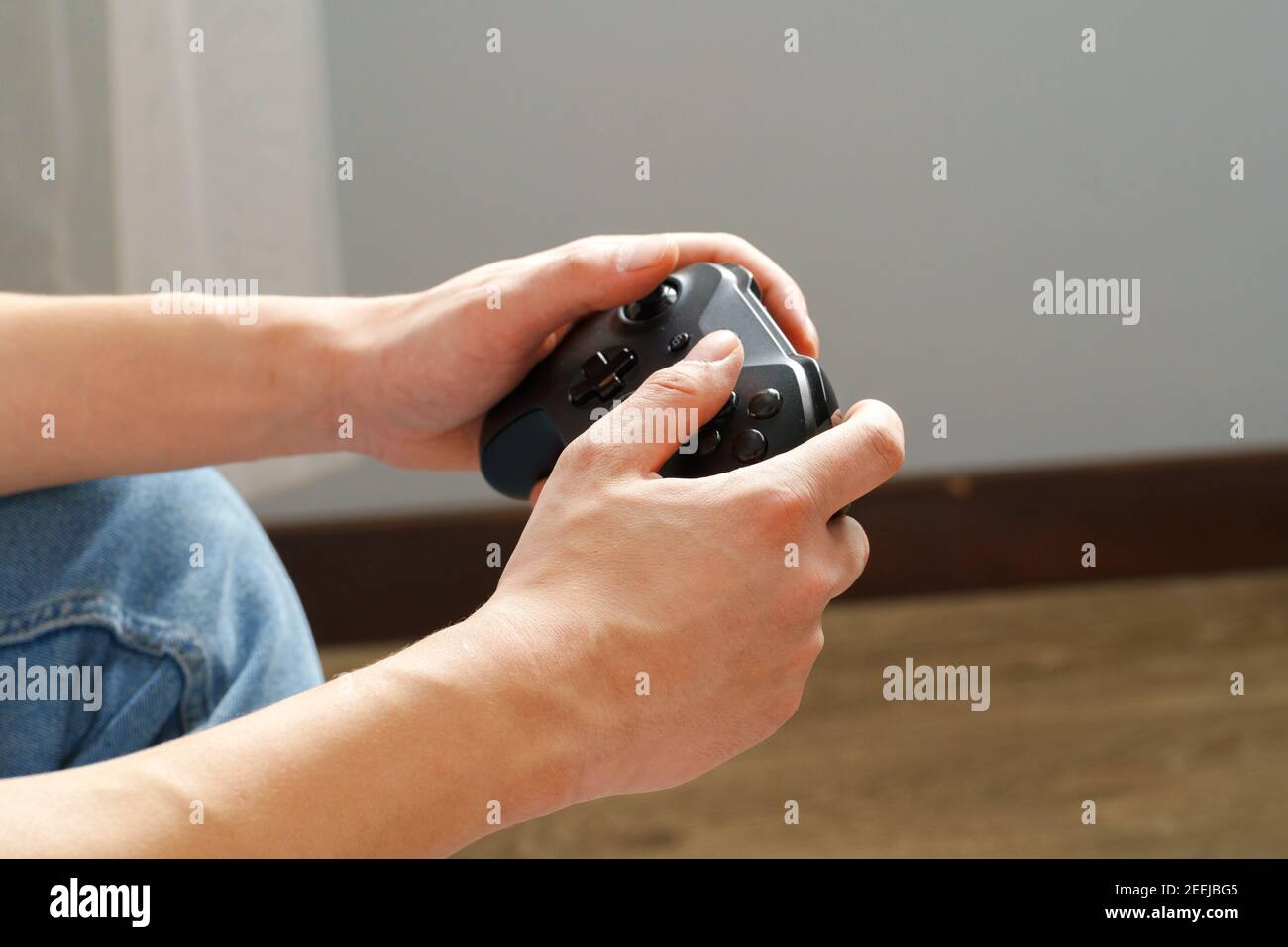 Mani maschili che tengono i video giochi joystick primo piano Foto Stock