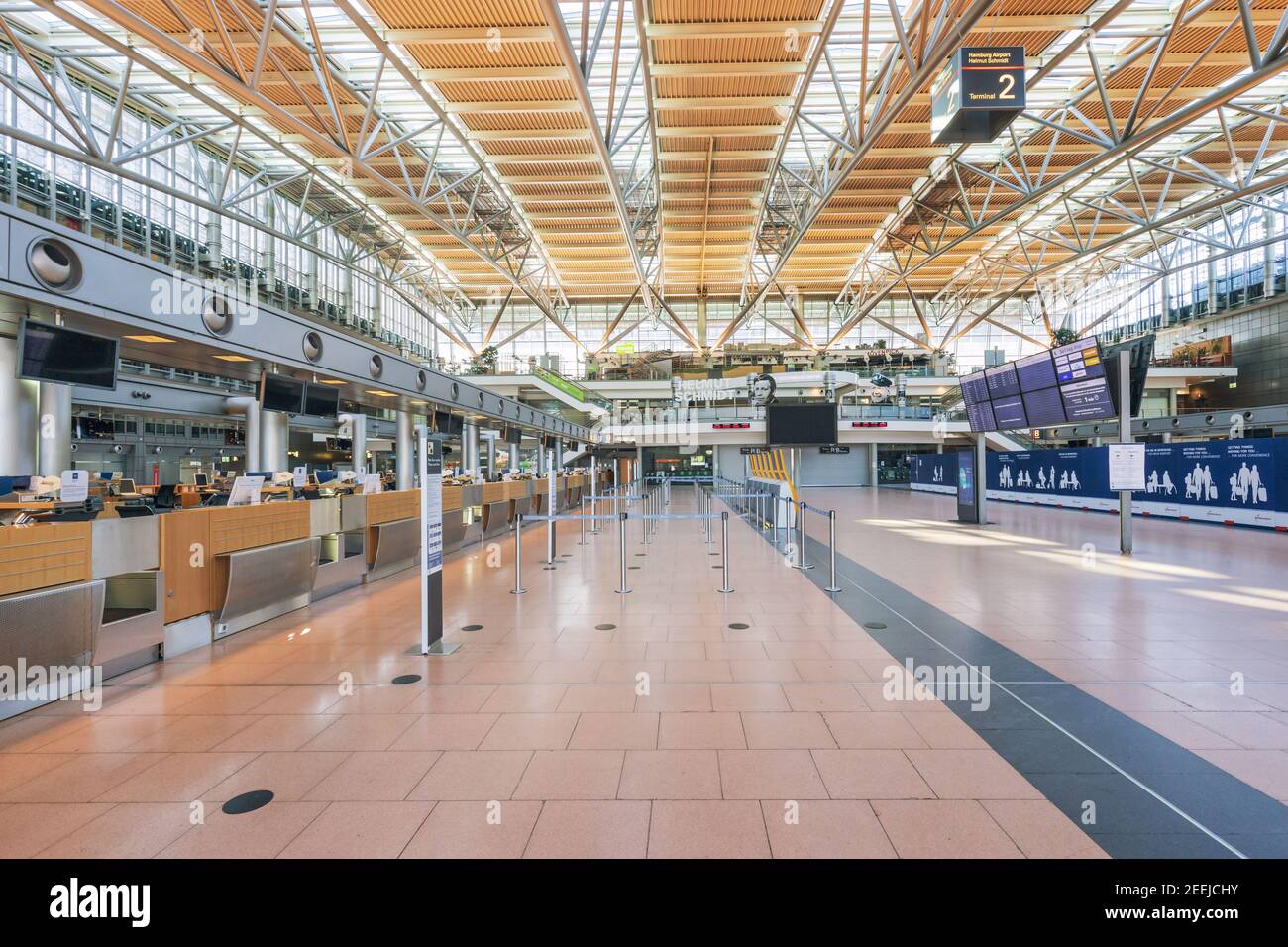 020: Terminal 2, piano di partenza all'aeroporto di Amburgo, vuoto a causa della pandemia del virus corona Foto Stock
