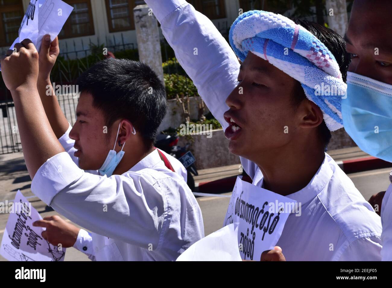 Il popolo del Myanmar è scattato per le strade per protestare contro colpo di stato militare Foto Stock