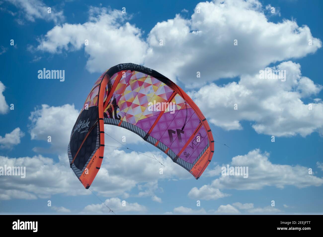 Primo piano di una colorata vela kitesurf volare nel cielo nuvoloso. Oceano caraibico, Messico Foto Stock