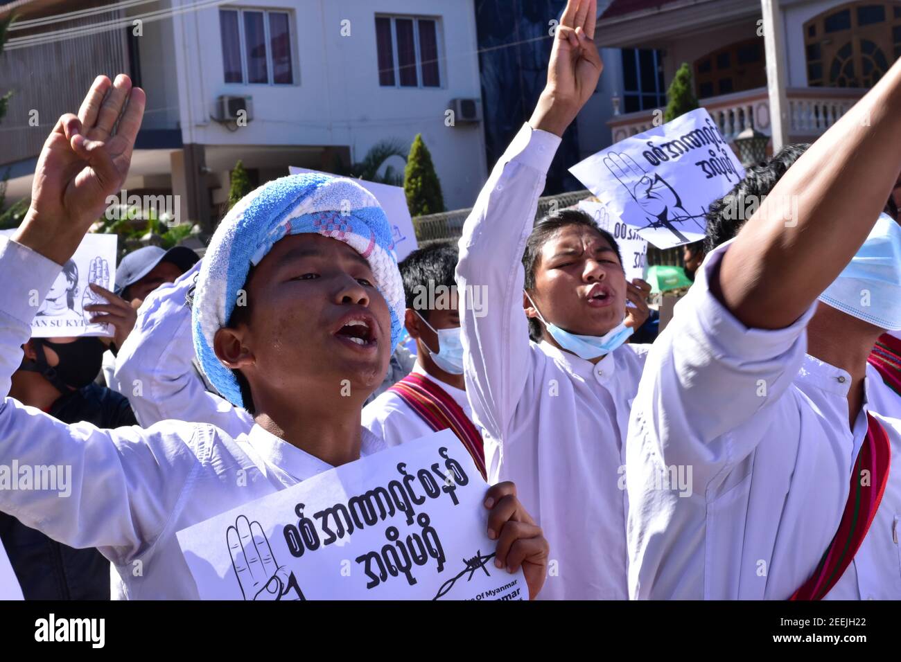 Il popolo del Myanmar è scattato per le strade per protestare contro colpo di stato militare Foto Stock