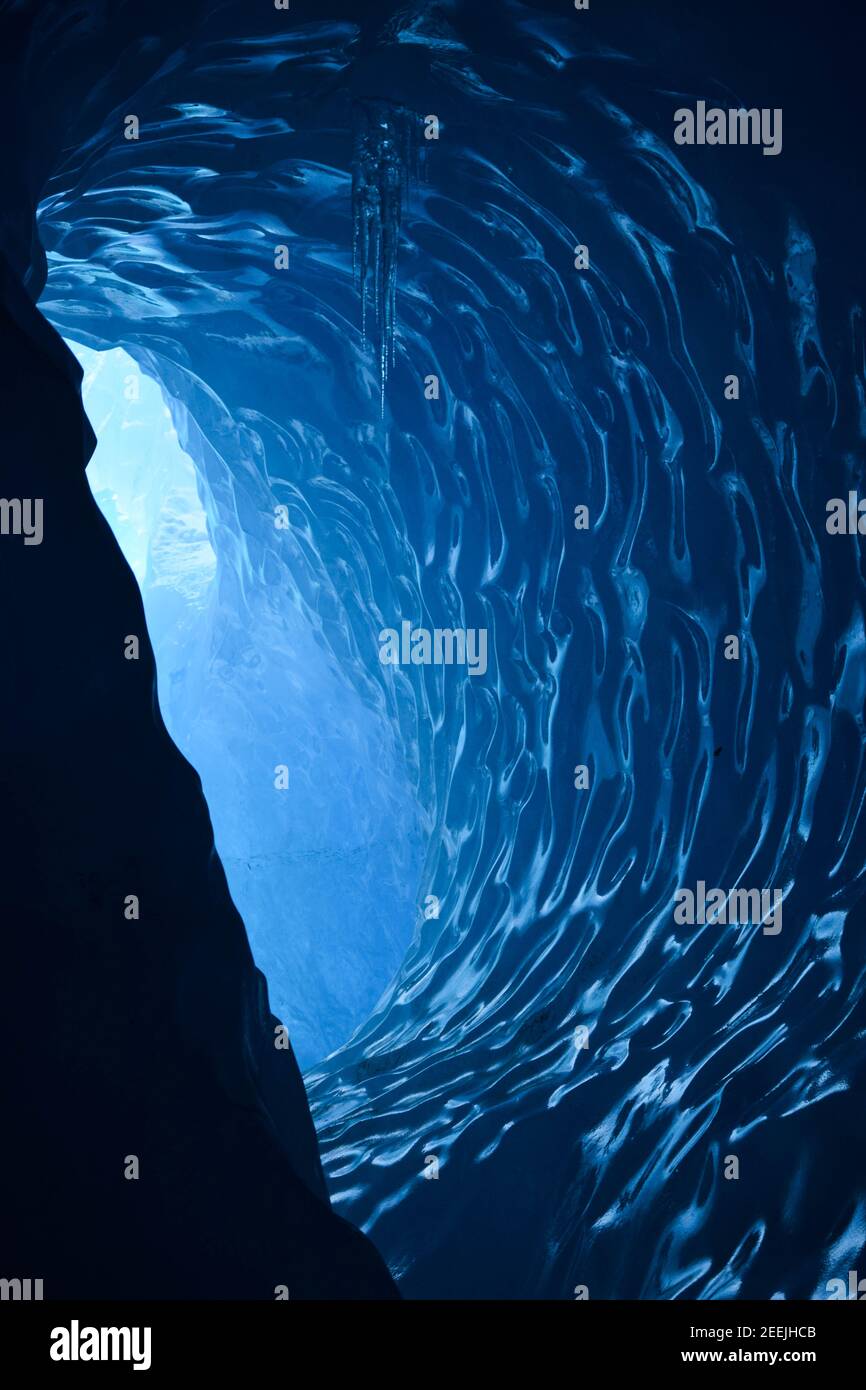 Guardando verso il basso una grotta glaciale all'interno del Ghiacciaio Tasman, Mt Cook, Nuova Zelanda Foto Stock