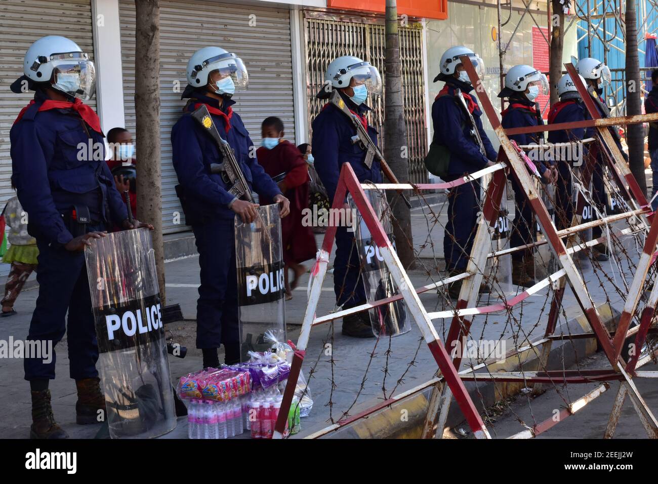 La polizia del Myanmar sta osservando le proteste pacifiche Foto Stock