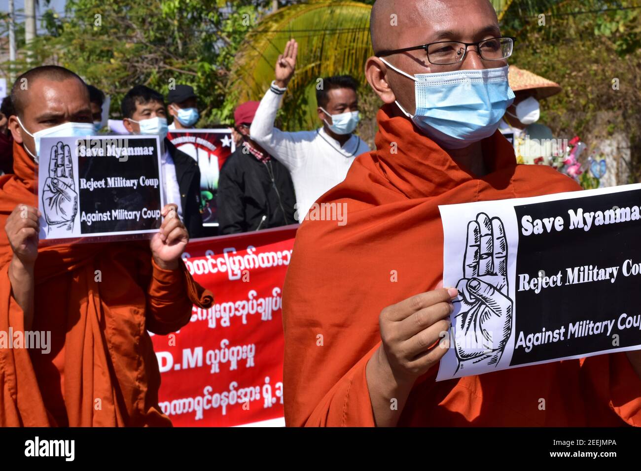 Il popolo del Myanmar è scattato per le strade per protestare contro colpo di stato militare Foto Stock