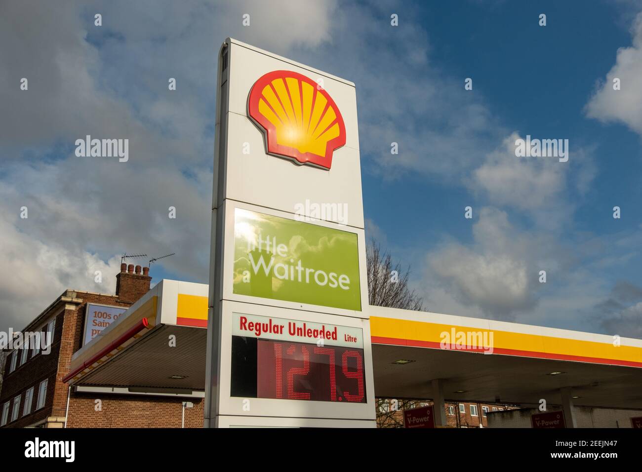 London- Logo della stazione di servizio Shell con minimarket Little Waitrose Foto Stock
