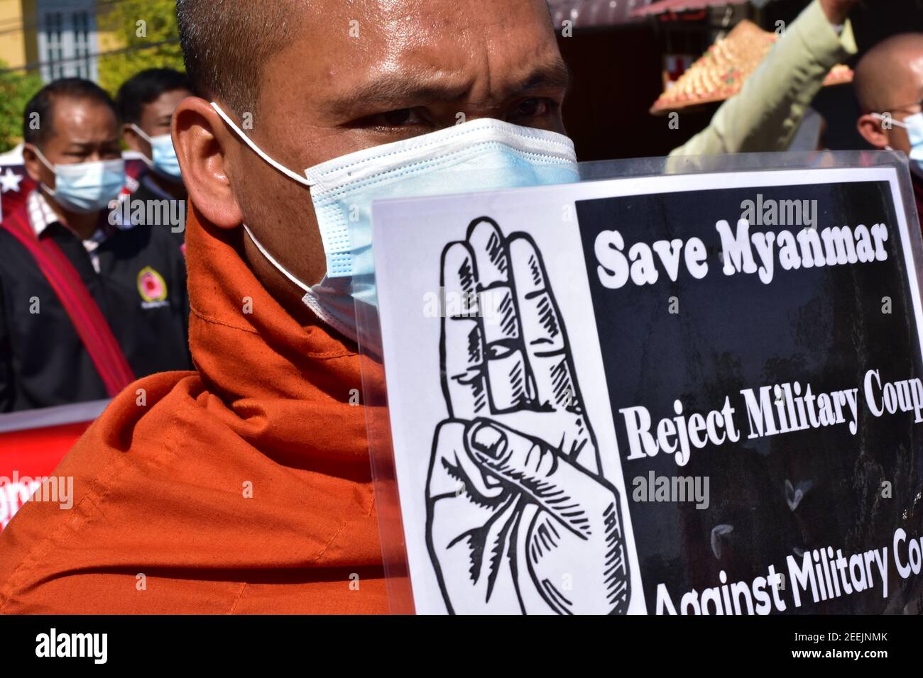 I monaci di Myanmar scesi per le strade per protestare contro colpo di stato militare Foto Stock