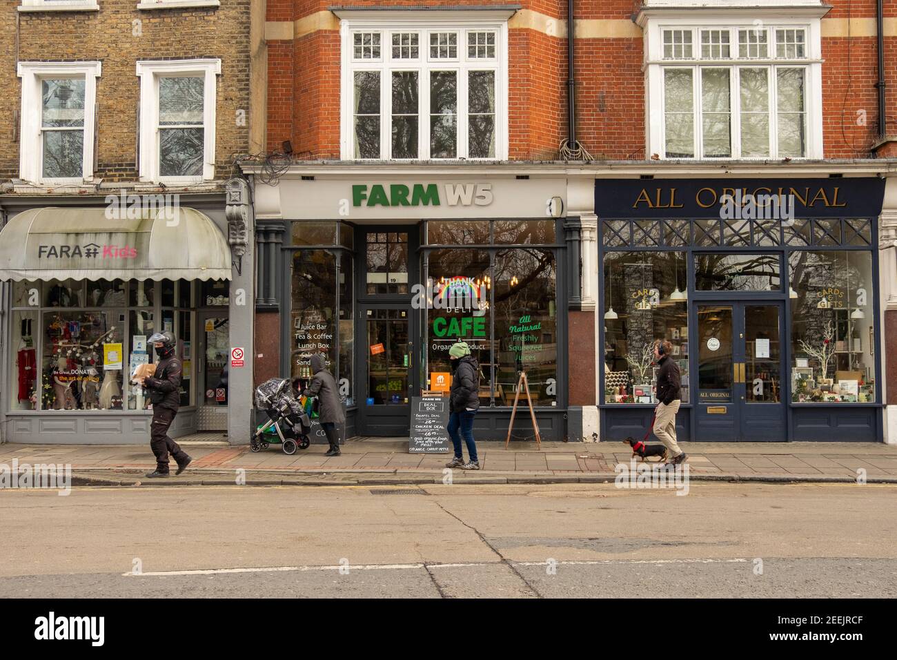 Londra- piccoli negozi locali indipendenti su Ealing Green , Ealing Broadway a West London Foto Stock
