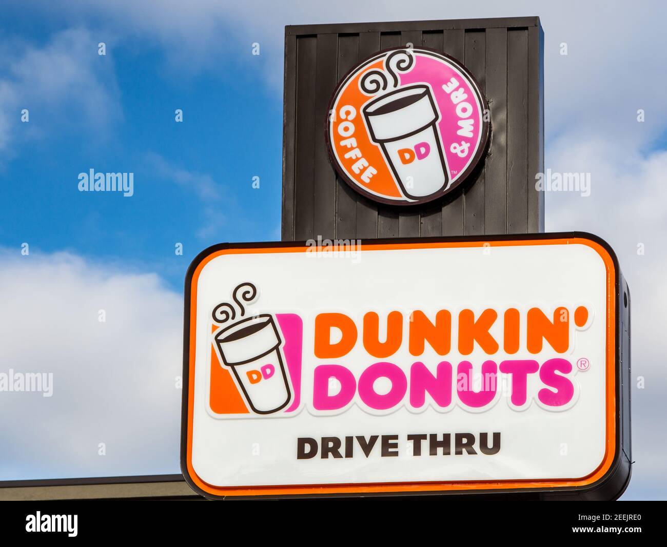 ST. PAUL, MN/USA - 1 GENNAIO 2017: Esterno del ristorante Dunkin' Donuts. Dunkin' Donuts è un'azienda di ciambelle e una catena di caffè. Foto Stock
